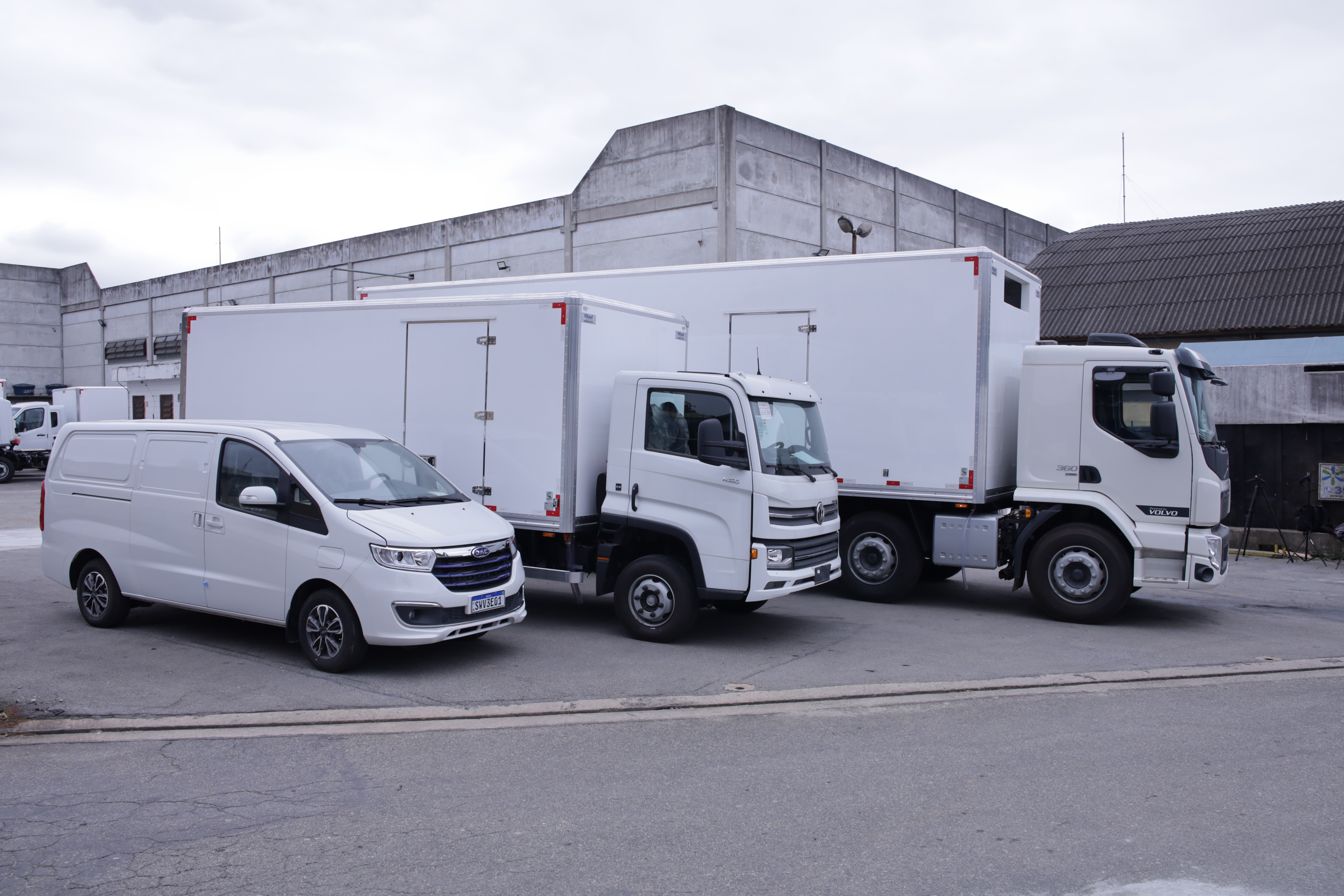 Carrocerias isotérmicas Fibrasil instaladas em uma frota de caminhão elétrico, maximizando a eficiência energética no transporte refrigerado.